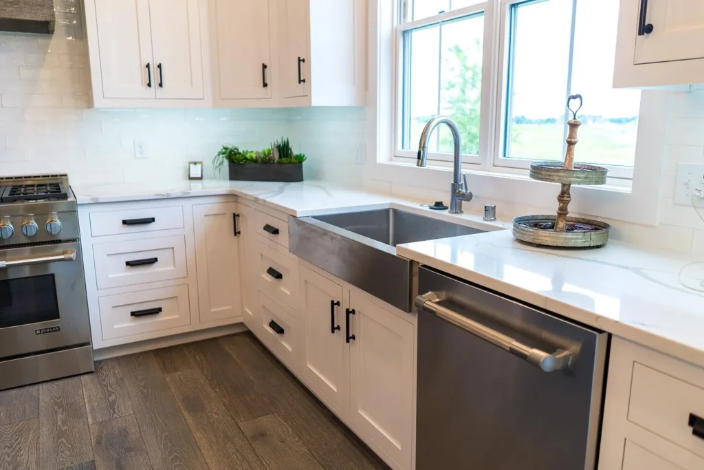 Incorporate a timeless farmhouse sink to add a practical yet stylish element to your country kitchen. Its deep, stainless steel design pairs beautifully with white cabinetry, enhancing both functionality and rustic charm.






